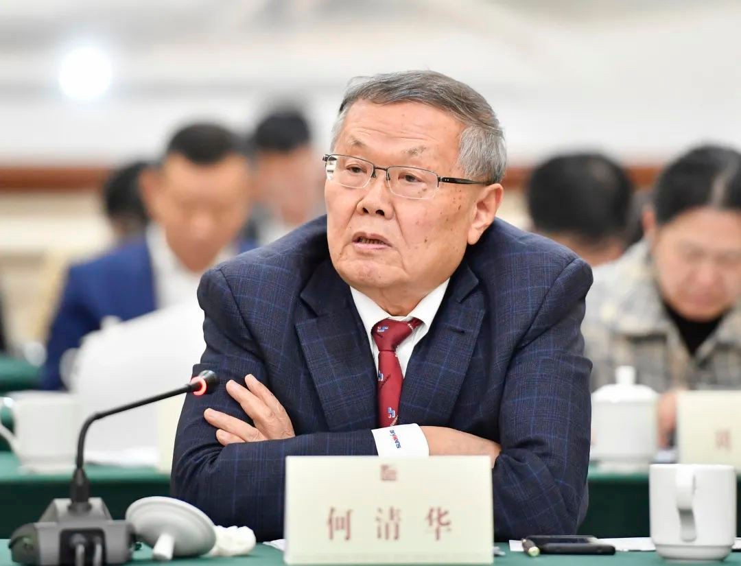 何清華參加長(cháng)沙民營(yíng)企業(yè)家座談會(huì )
