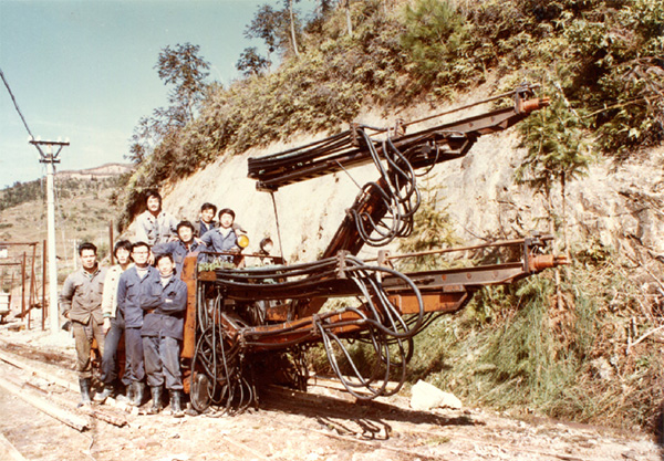 PK國際領(lǐng)先品牌，山河智能露天液壓鉆車(chē)再交完美答卷