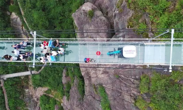 十萬(wàn)人圍觀(guān)！這臺挖掘機開(kāi)上了高空玻璃橋