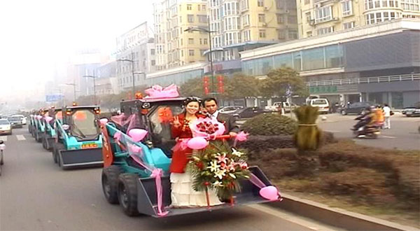 誰(shuí)說(shuō)機械都冰冷？這款會(huì )跳舞的滑移明明就是熱情奔放的！