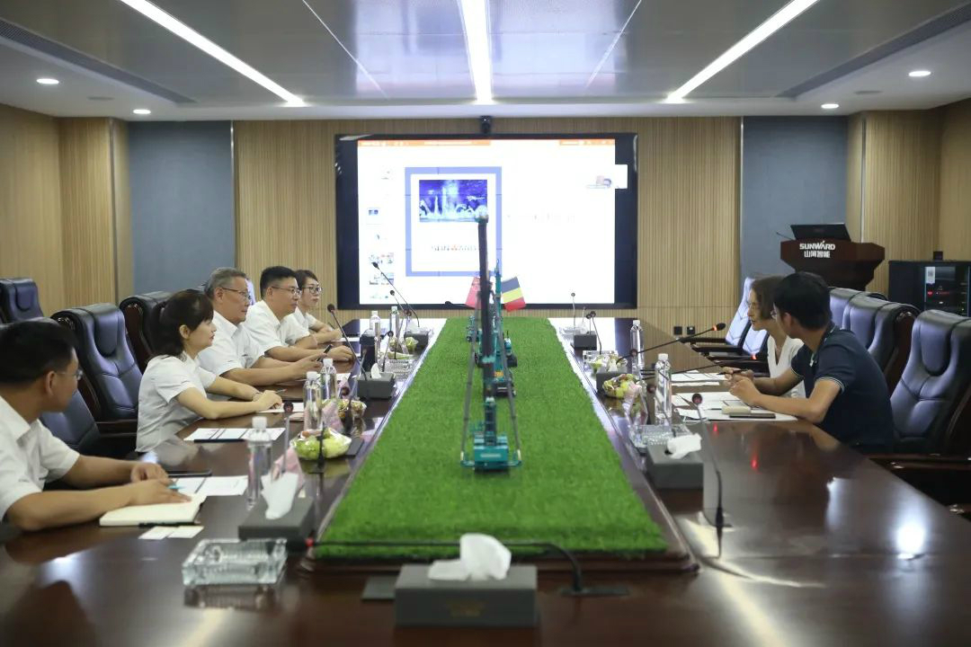 比利時(shí)商務(wù)領(lǐng)事到訪(fǎng)山河智能