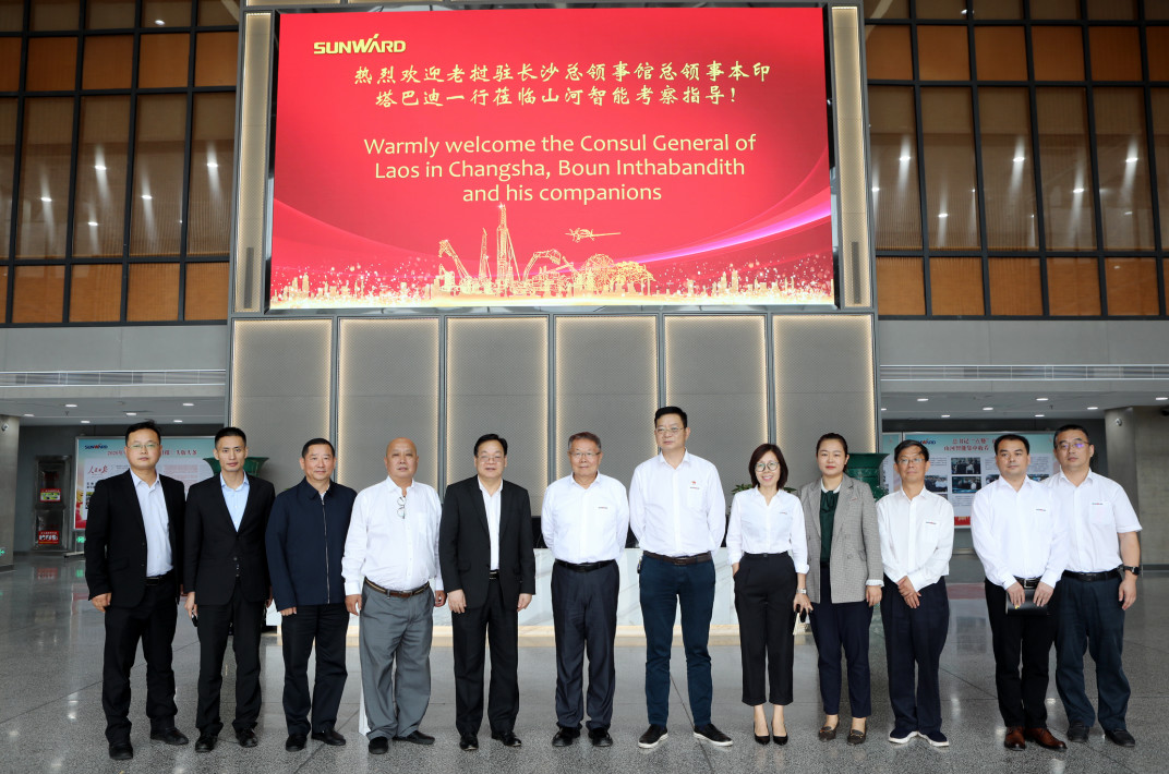 老撾長(cháng)沙總領(lǐng)事本·印塔巴迪考察山河智能