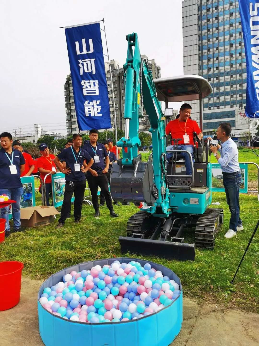 2020全球微挖大會(huì ) 山河智能精品微挖贏(yíng)得滿(mǎn)堂彩