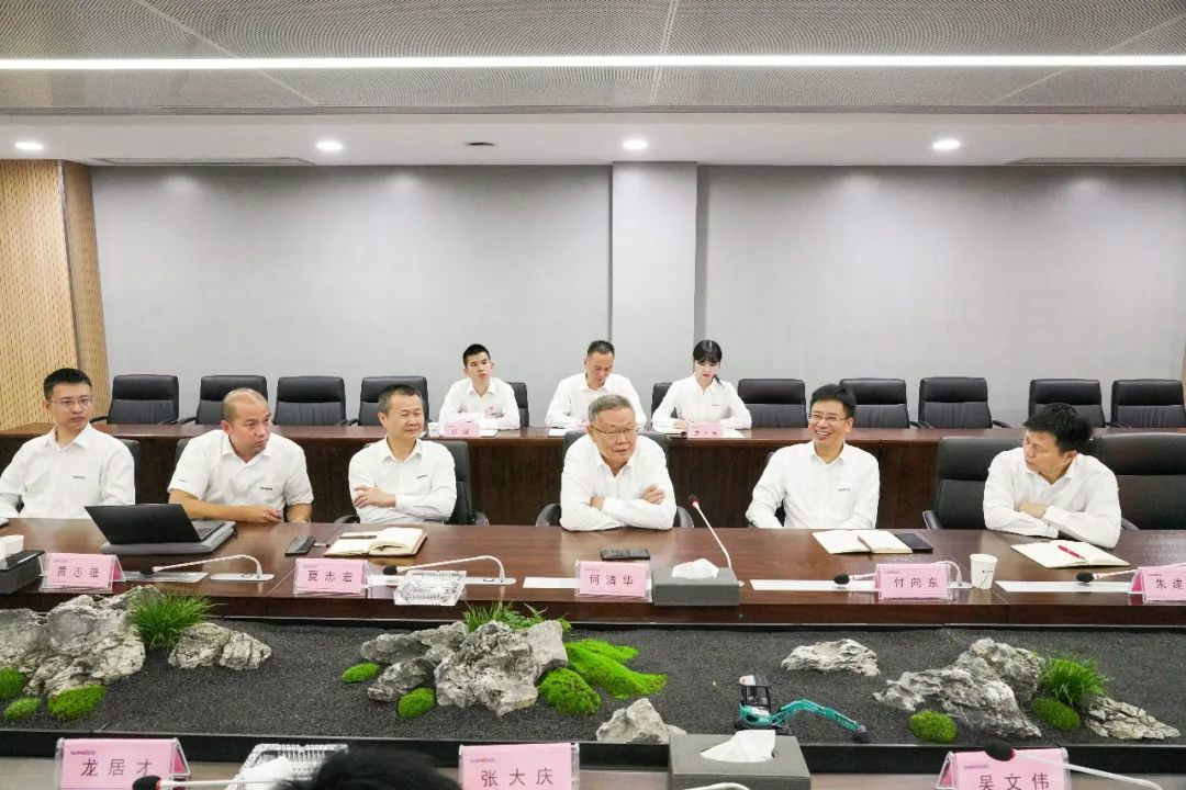 山河智能第一時(shí)間傳達學(xué)習貫徹習近平總書(shū)記考察山河智能的重要講話(huà)精神