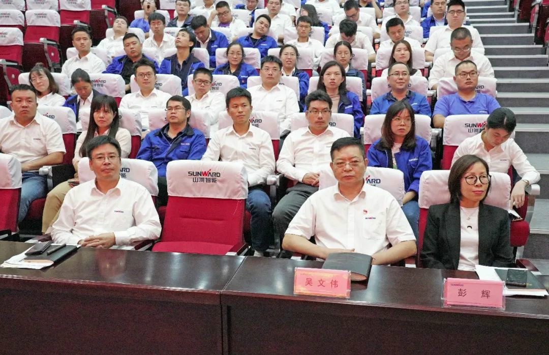 山河智能?chē)H營(yíng)銷(xiāo)公司傳達學(xué)習貫徹習近平總書(shū)記考察山河智能重要講話(huà)精神