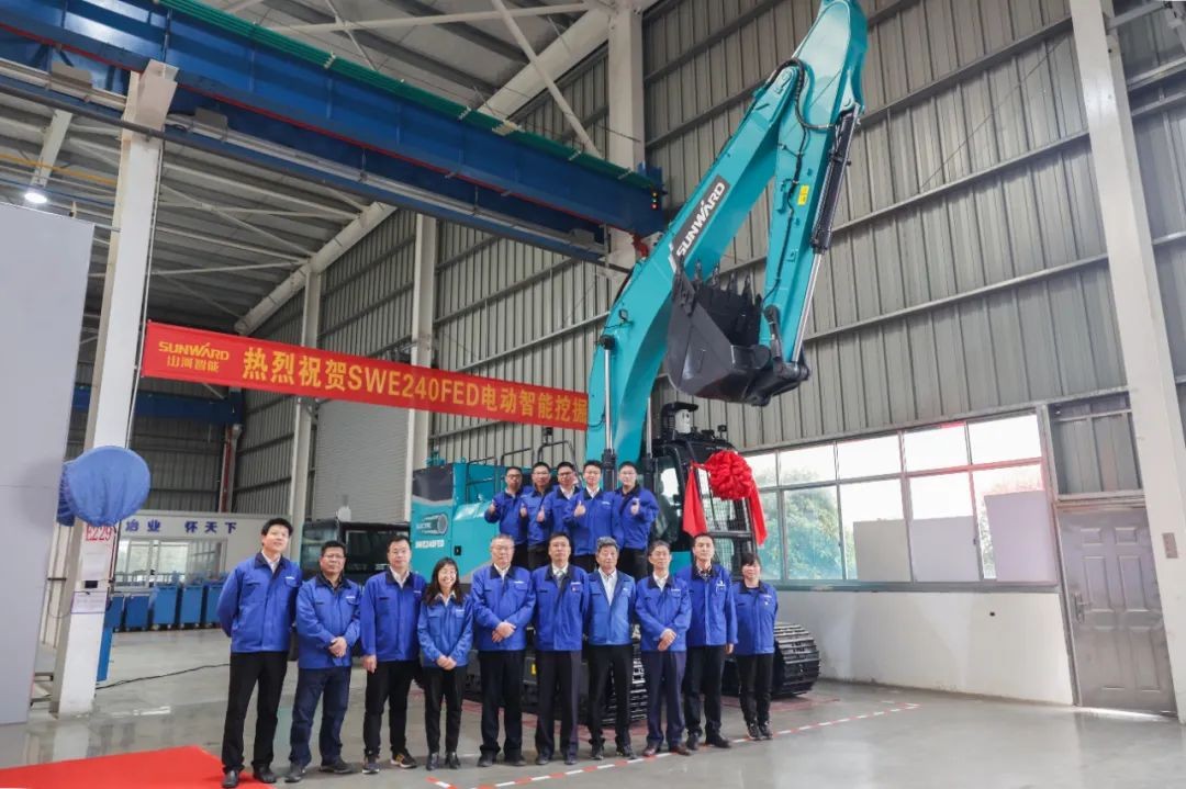 全國首臺！山河智能SWE240FED電動(dòng)智能挖掘機下線(xiàn)