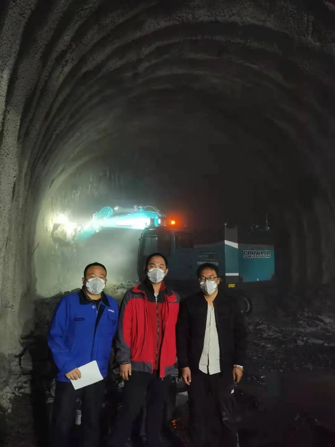 全國首臺純電動(dòng)智能挖掘機挑戰青藏高原