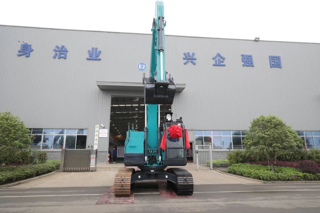 全國首臺！山河智能SWE240FED電動(dòng)智能挖掘機下線(xiàn)
