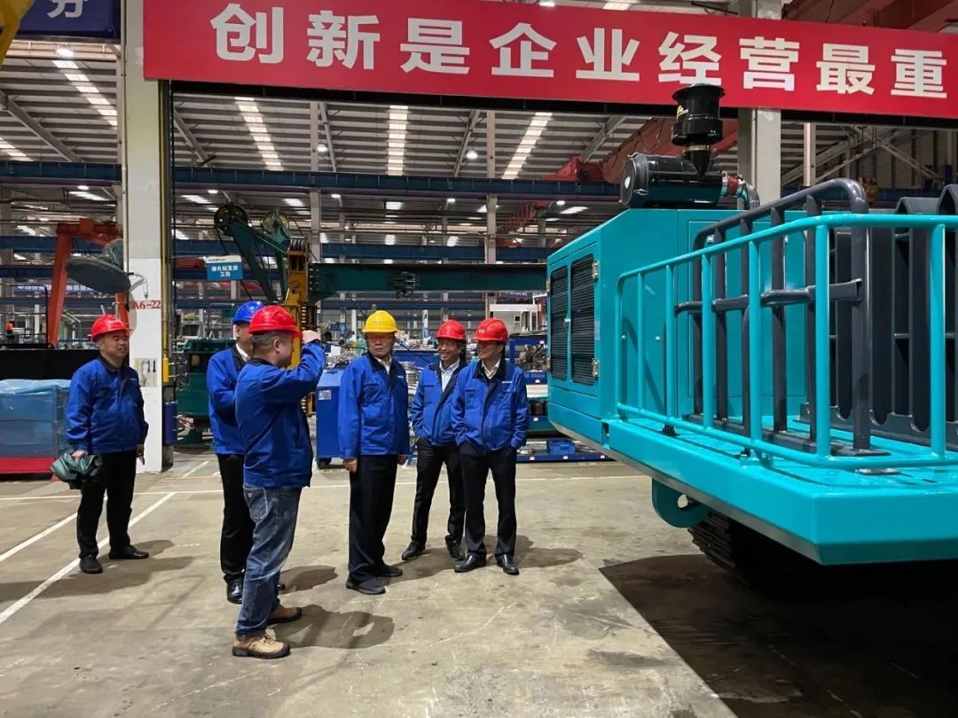 聯(lián)合開(kāi)發(fā)出成果！山河智能壓裂管道運輸車(chē)下線(xiàn)
