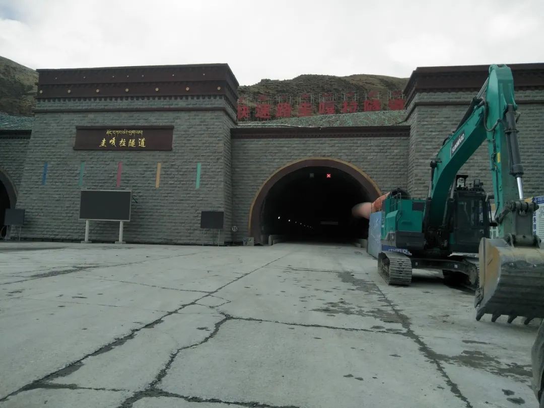 全國首臺純電動(dòng)智能挖掘機挑戰青藏高原