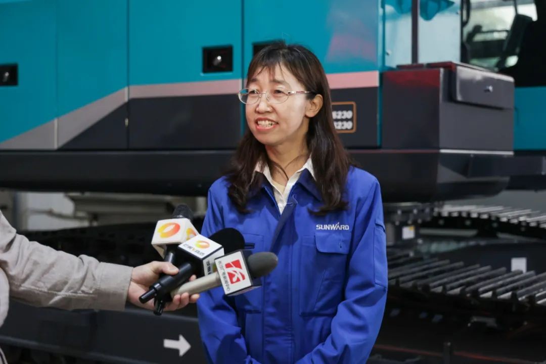 全國首臺！山河智能SWE240FED電動(dòng)智能挖掘機下線(xiàn)