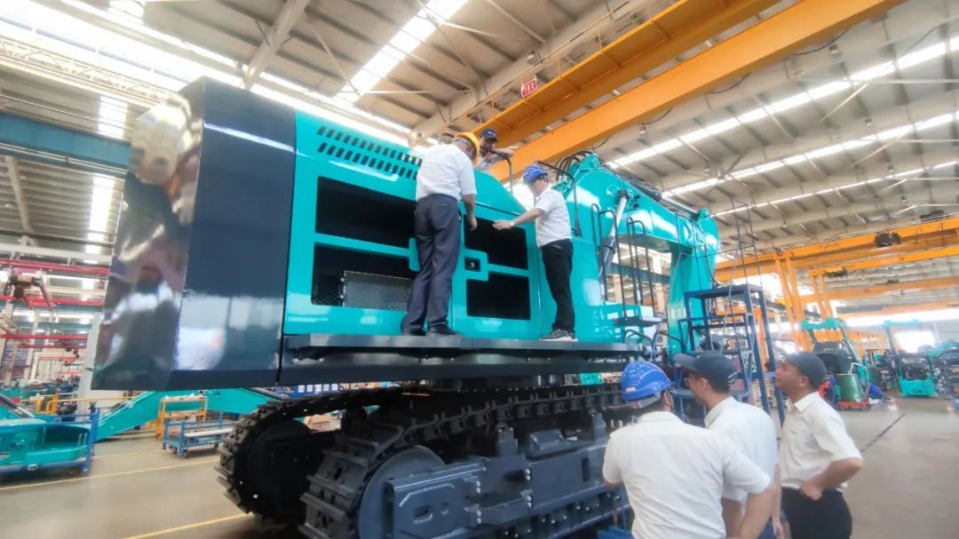 夠炫！夠酷！山河智能超大型挖掘機SWE750F下線(xiàn)