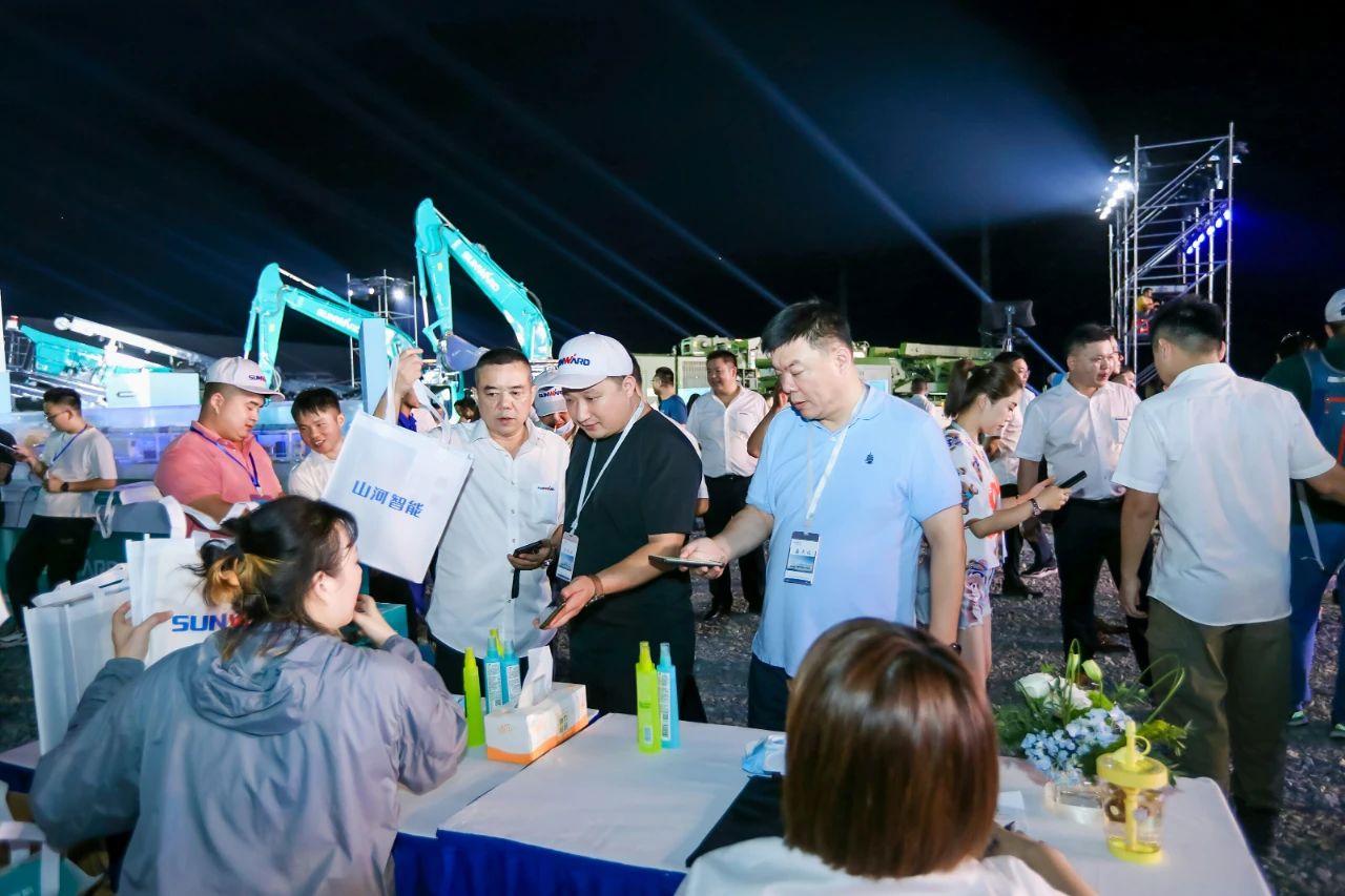 逛展超熱鬧！山河智能成果展示會(huì )高能名場(chǎng)面來(lái)襲