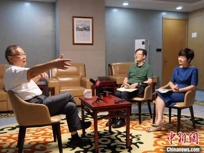 媒體聚焦 | 中新社專(zhuān)訪(fǎng)——山河智能創(chuàng  )始人何清華：向著(zhù)太陽(yáng)奔跑的筑夢(mèng)人