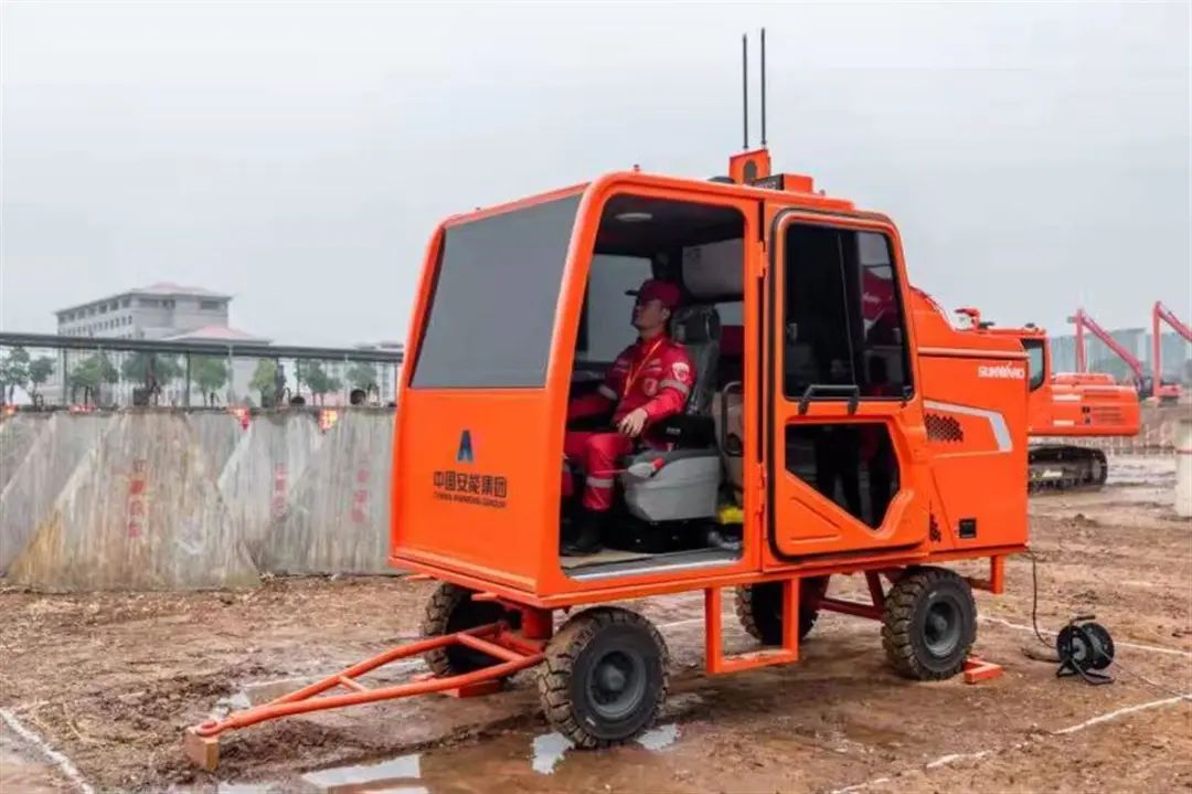 表現亮眼引關(guān)注!山河智能5G遠程遙控挖掘機現身湖北省自然災害工程應急救援基地
