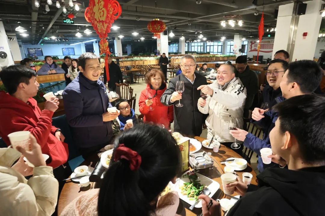 山河智能董事長(cháng)何清華與留廠(chǎng)員工一起過(guò)大年！
