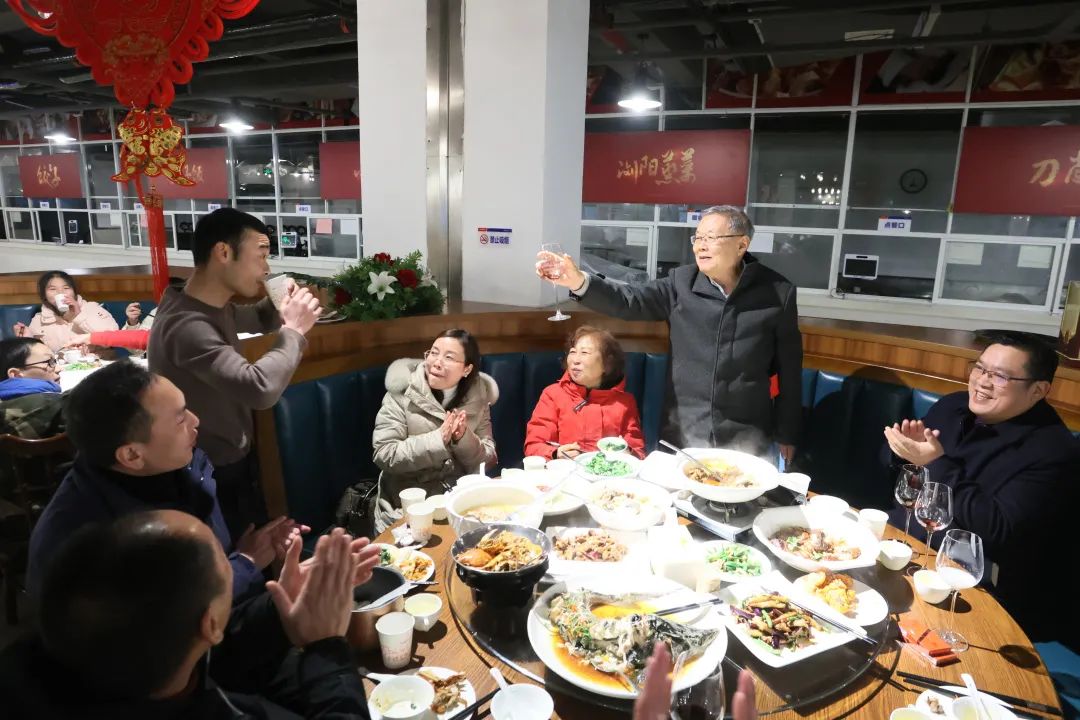 山河智能董事長(cháng)何清華與留廠(chǎng)員工一起過(guò)大年！