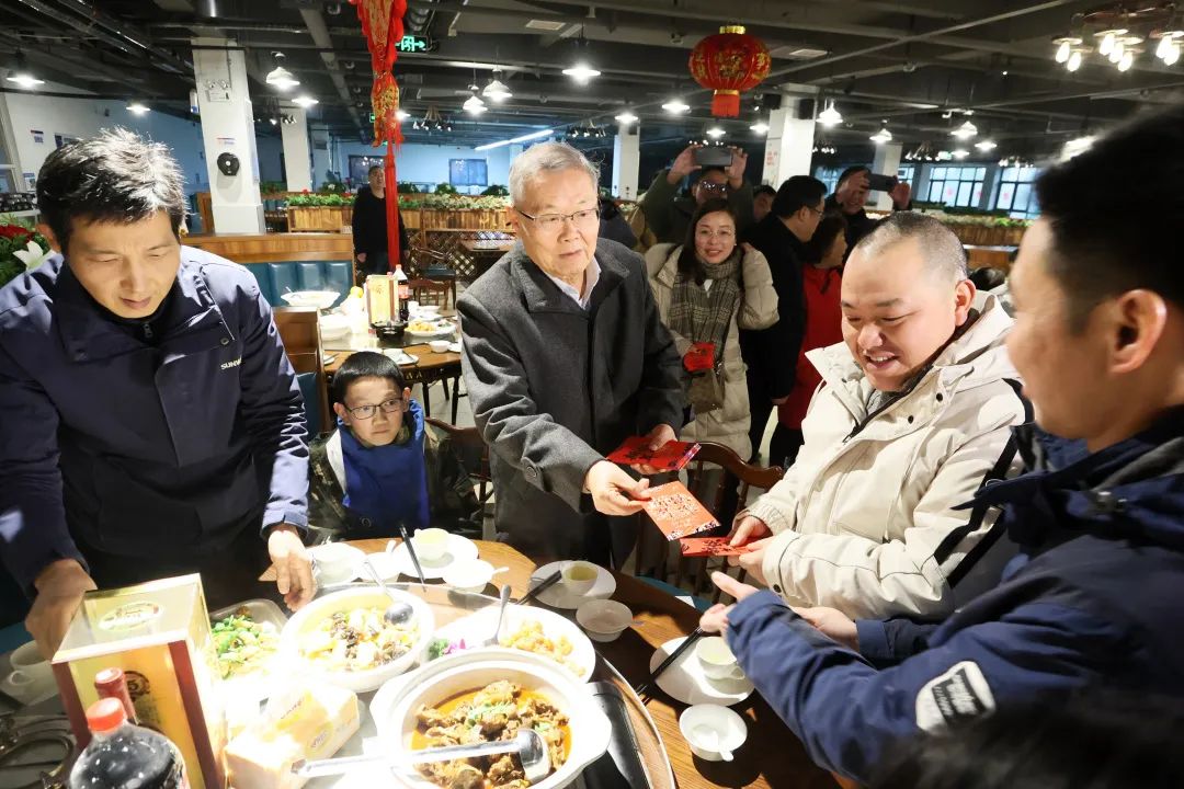 山河智能董事長(cháng)何清華與留廠(chǎng)員工一起過(guò)大年！