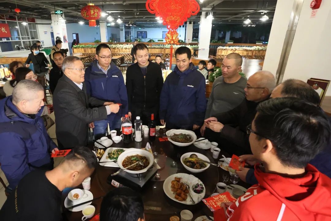 山河智能董事長(cháng)何清華與留廠(chǎng)員工一起過(guò)大年！