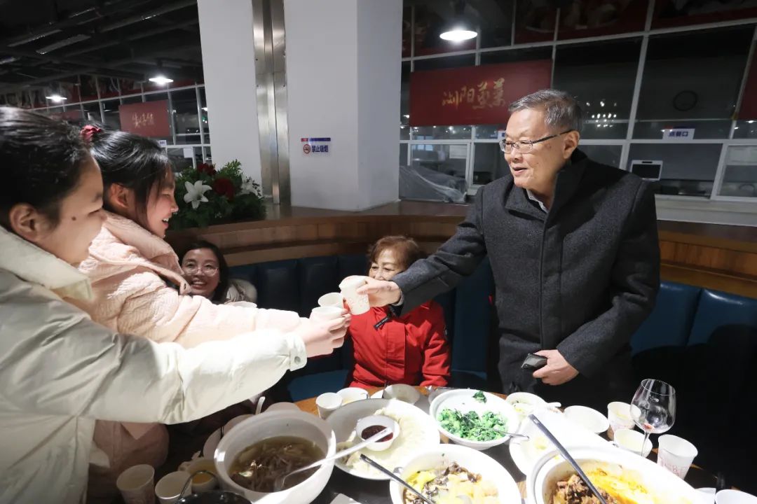 山河智能董事長(cháng)何清華與留廠(chǎng)員工一起過(guò)大年！