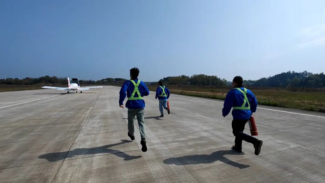 空地協(xié)同顯身手！湖南航空應急救援隊山河機組開(kāi)展特情處置應急演練