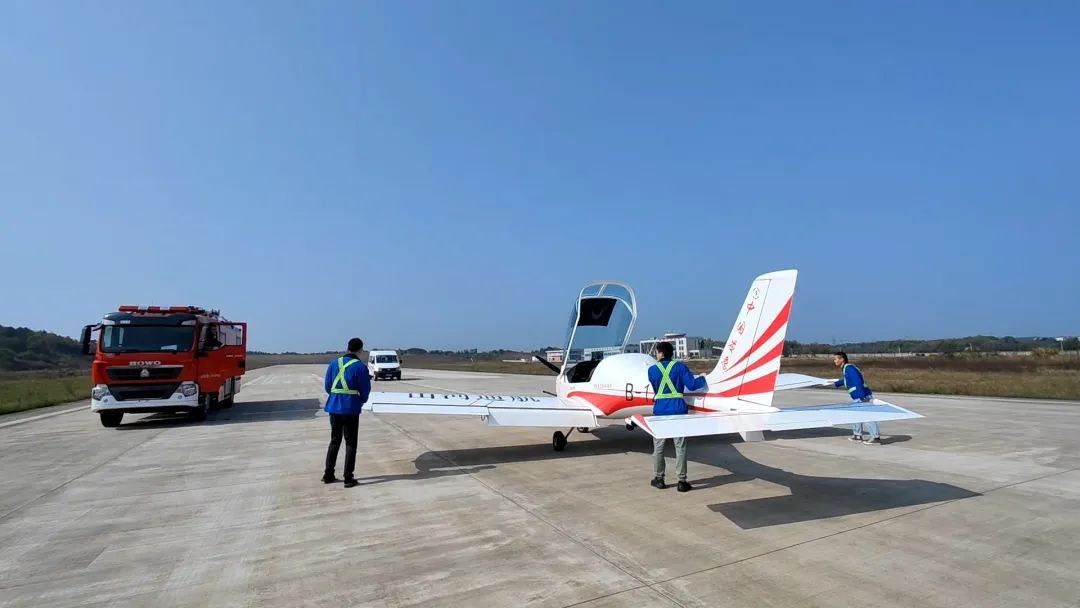 空地協(xié)同顯身手！湖南航空應急救援隊山河機組開(kāi)展特情處置應急演練