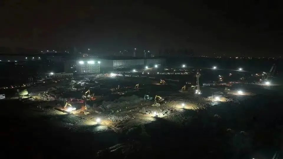 沖鋒一線(xiàn)顯擔當！山河智能挖掘機助力長(cháng)沙方艙醫院建設
