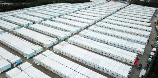 沖鋒一線(xiàn)顯擔當！山河智能挖掘機助力長(cháng)沙方艙醫院建設
