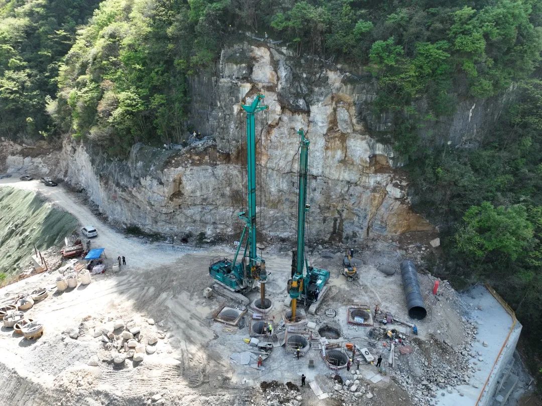 展現施工“奇效”！山河智能旋挖鉆機強勢助力爐慈高速公路建設