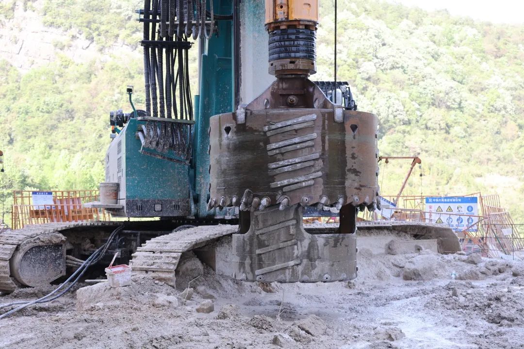 展現施工“奇效”！山河智能旋挖鉆機強勢助力爐慈高速公路建設