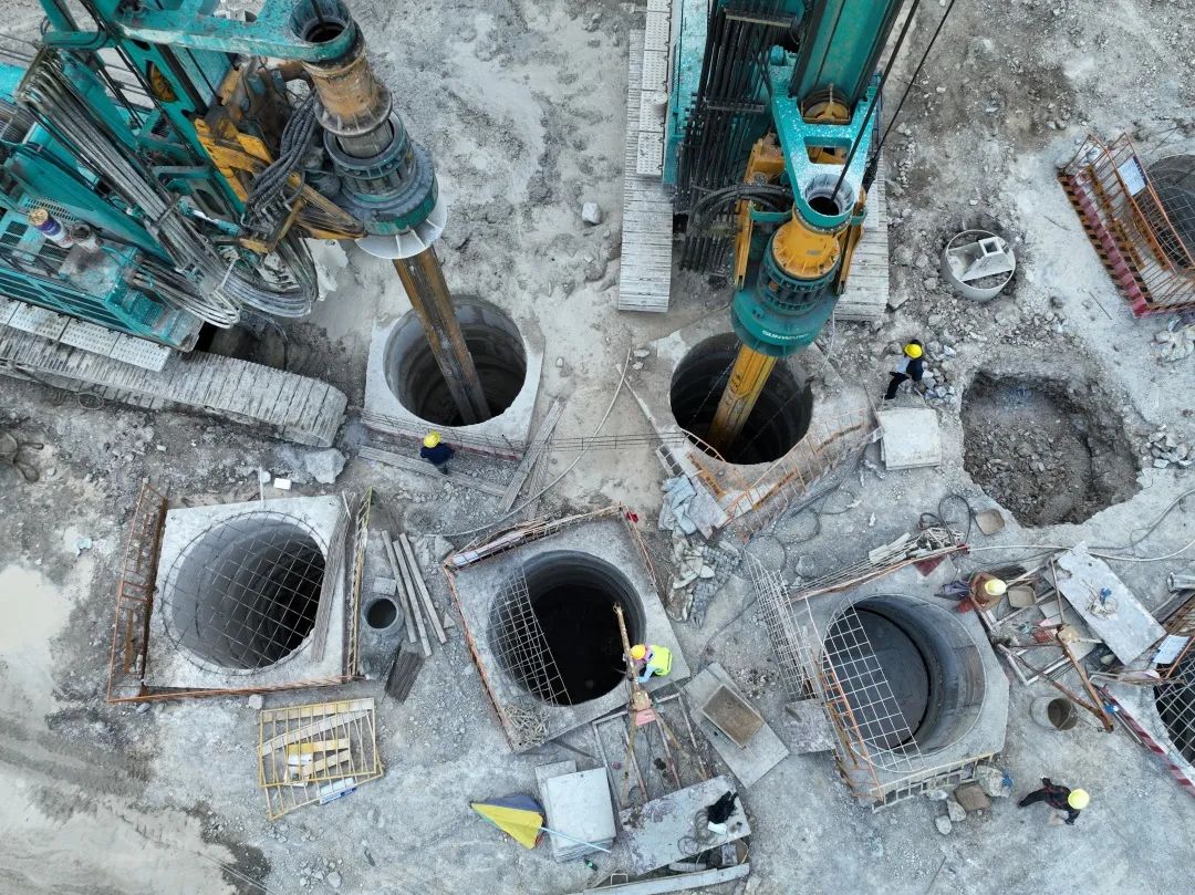 展現施工“奇效”！山河智能旋挖鉆機強勢助力爐慈高速公路建設