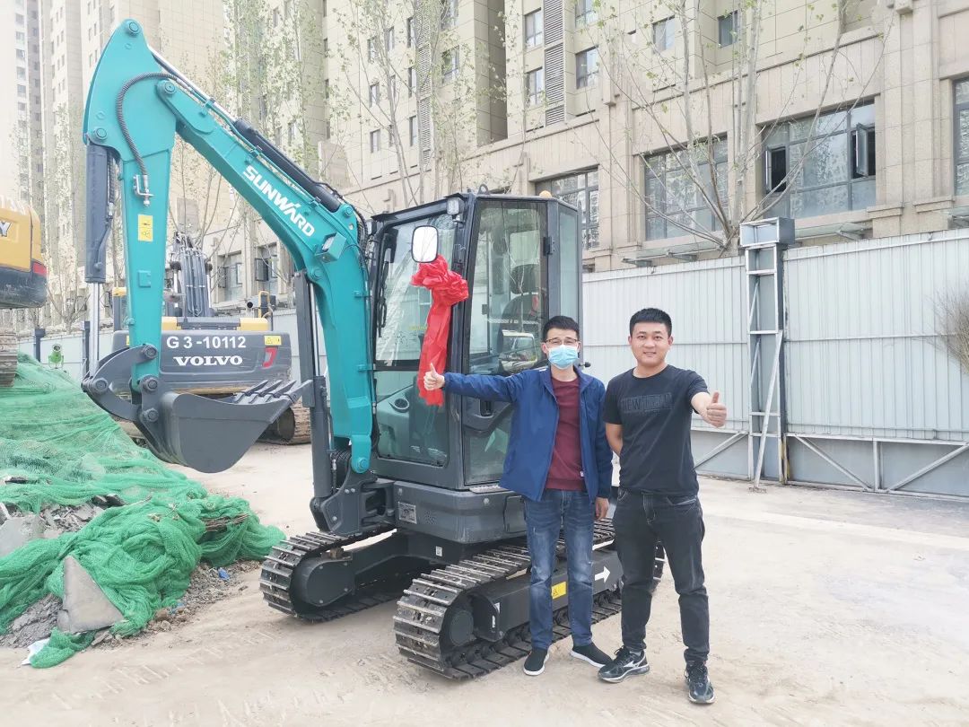 沖、沖、沖！帶您感受山河智能挖掘機火熱交機時(shí)刻
