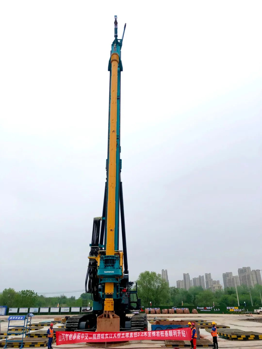 再啃“硬骨頭”！山河智能“超級樁備”助建燕磯長(cháng)江大橋
