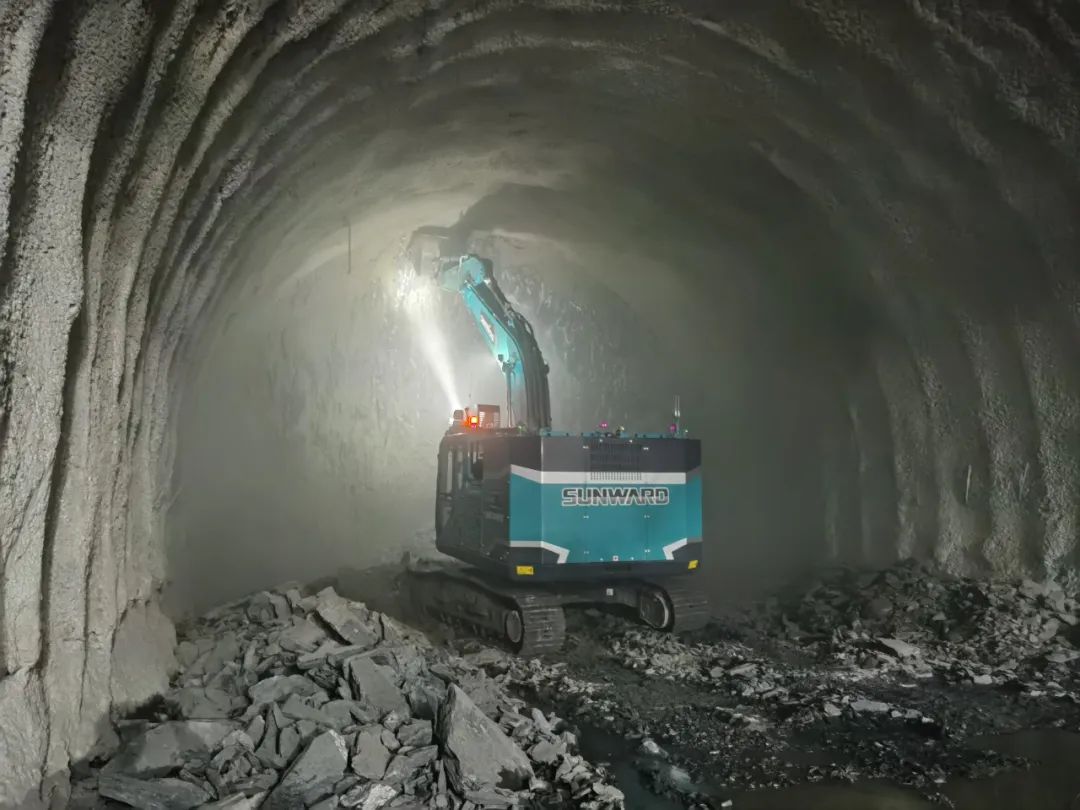 征戰川藏鐵路！山河智能新一代電動(dòng)挖掘機成功交付