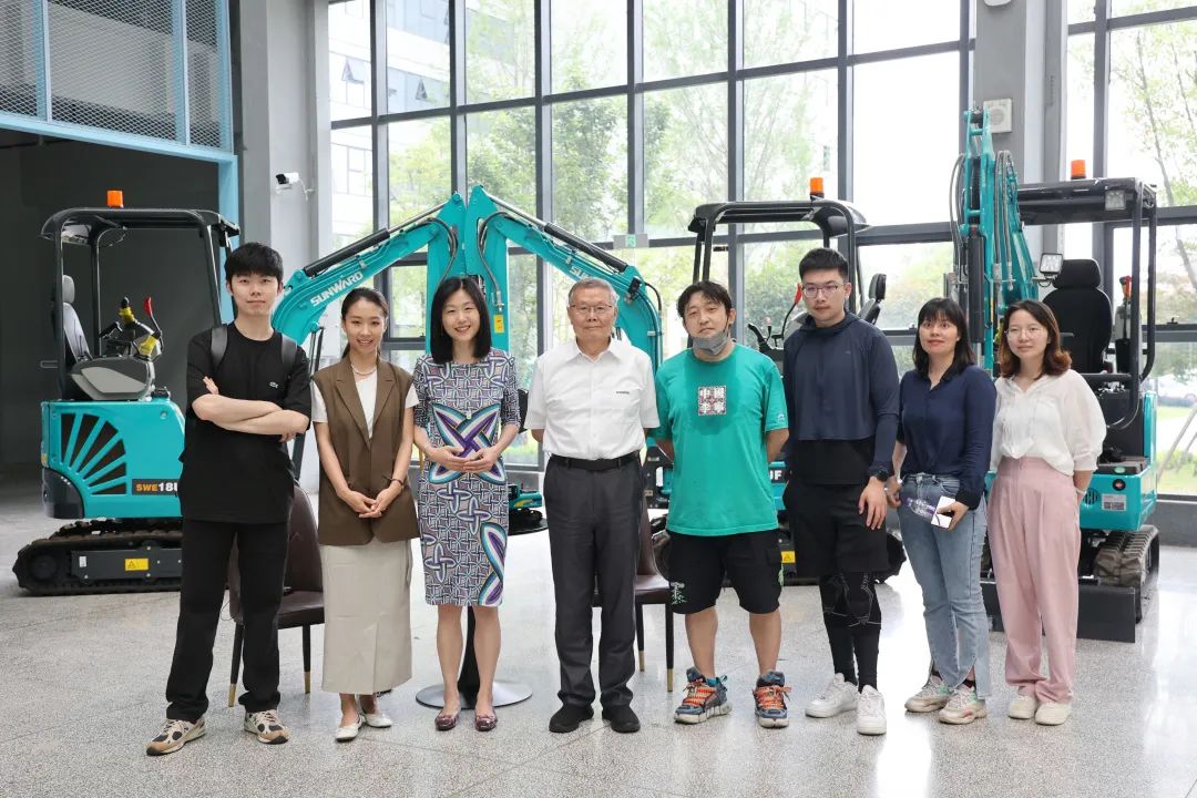 CGTN探廠(chǎng)！專(zhuān)訪(fǎng)山河智能董事長(cháng)、首席專(zhuān)家何清華花絮來(lái)了