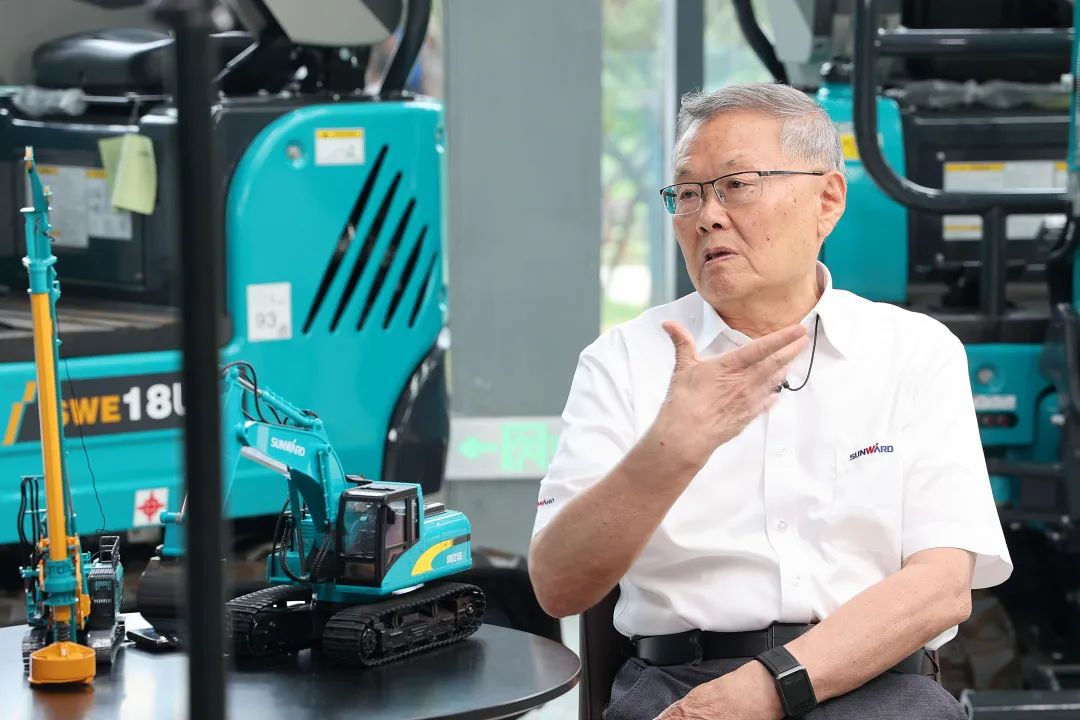 CGTN探廠(chǎng)！專(zhuān)訪(fǎng)山河智能董事長(cháng)、首席專(zhuān)家何清華花絮來(lái)了