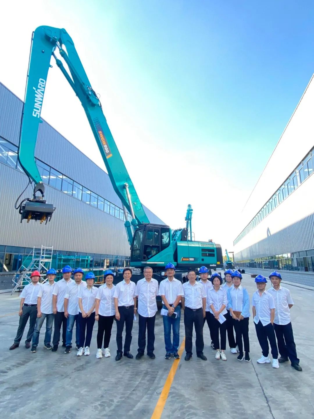 作業(yè)幅度達18米，山河智能首臺輪式抓料機成功下線(xiàn)