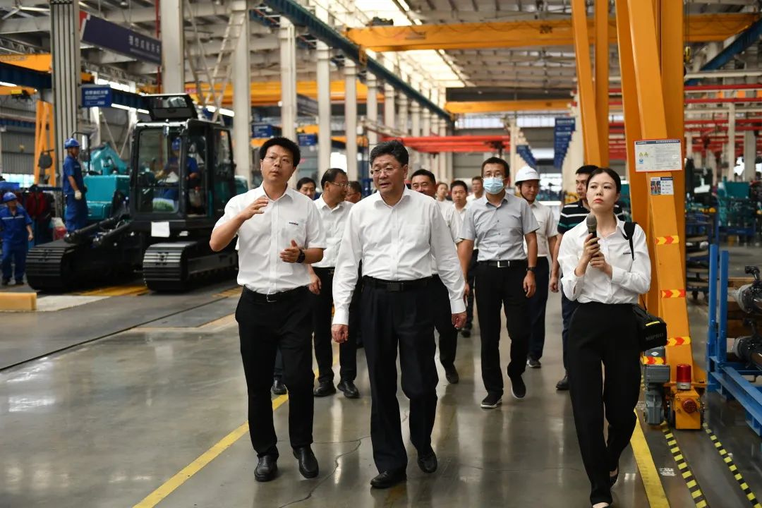 國家應急管理部郭治武局長(cháng)一行考察山河智能無(wú)人化應急救援裝備