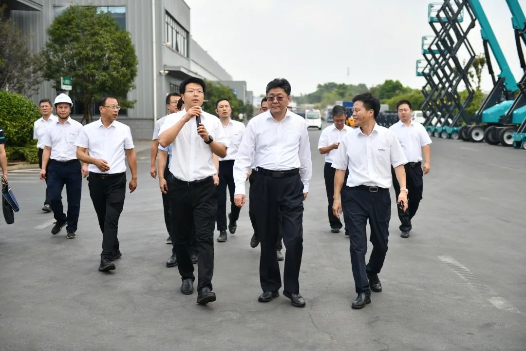 國家應急管理部郭治武局長(cháng)一行考察山河智能無(wú)人化應急救援裝備