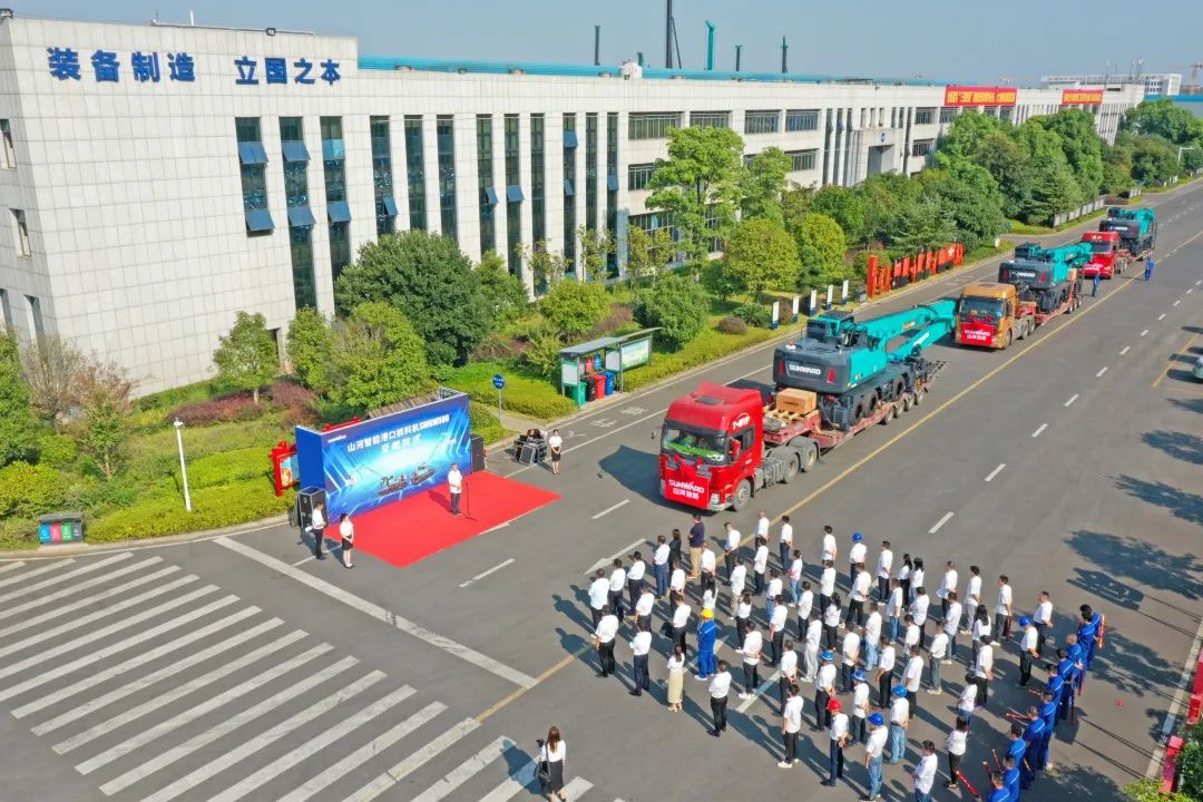 攜手山東匯誠助力我國港口建設！山河智能港口抓料機成功批量交付