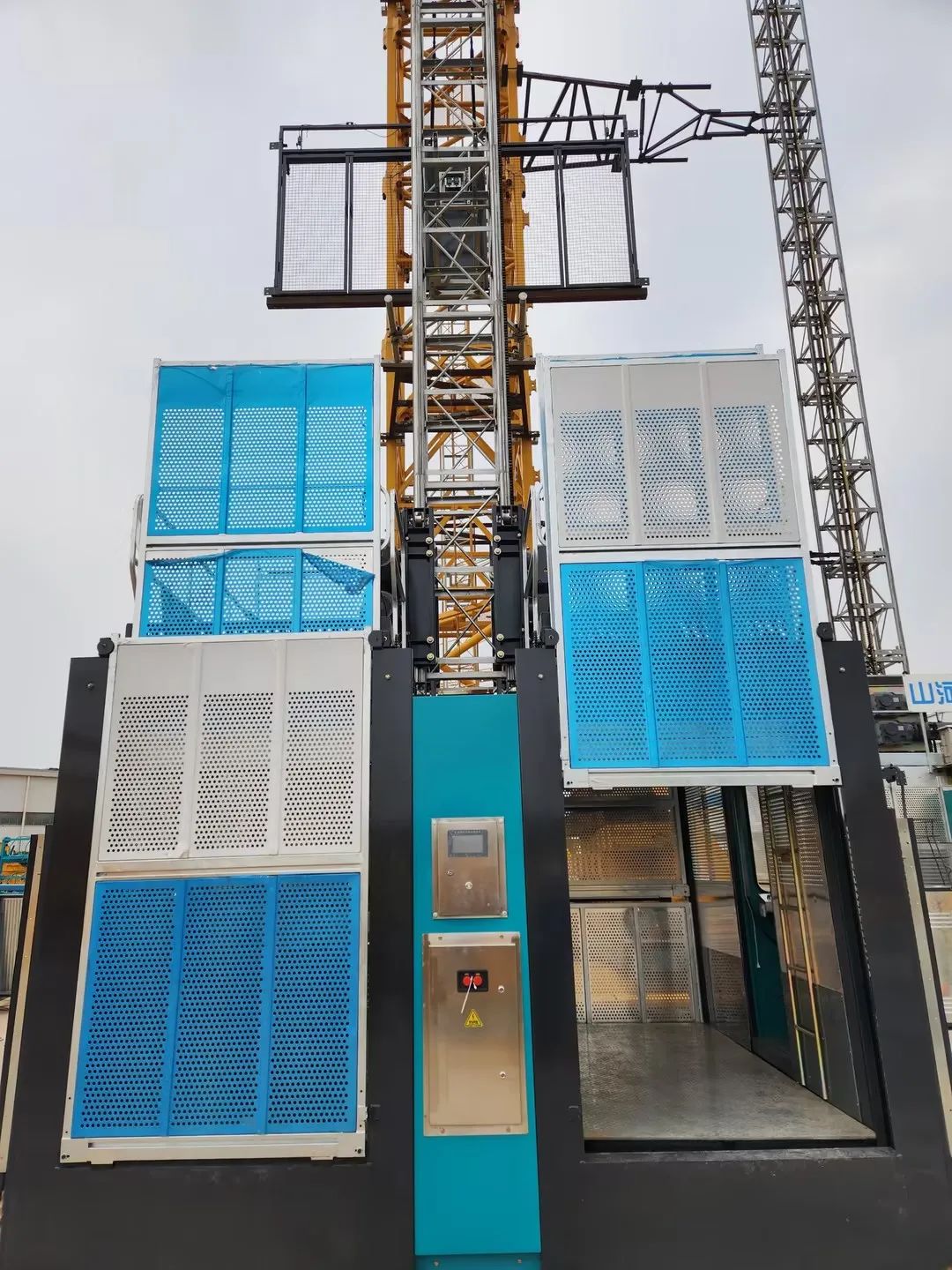 科技顯能、再添新品！山河江麓智能施工升降機成功下線(xiàn)