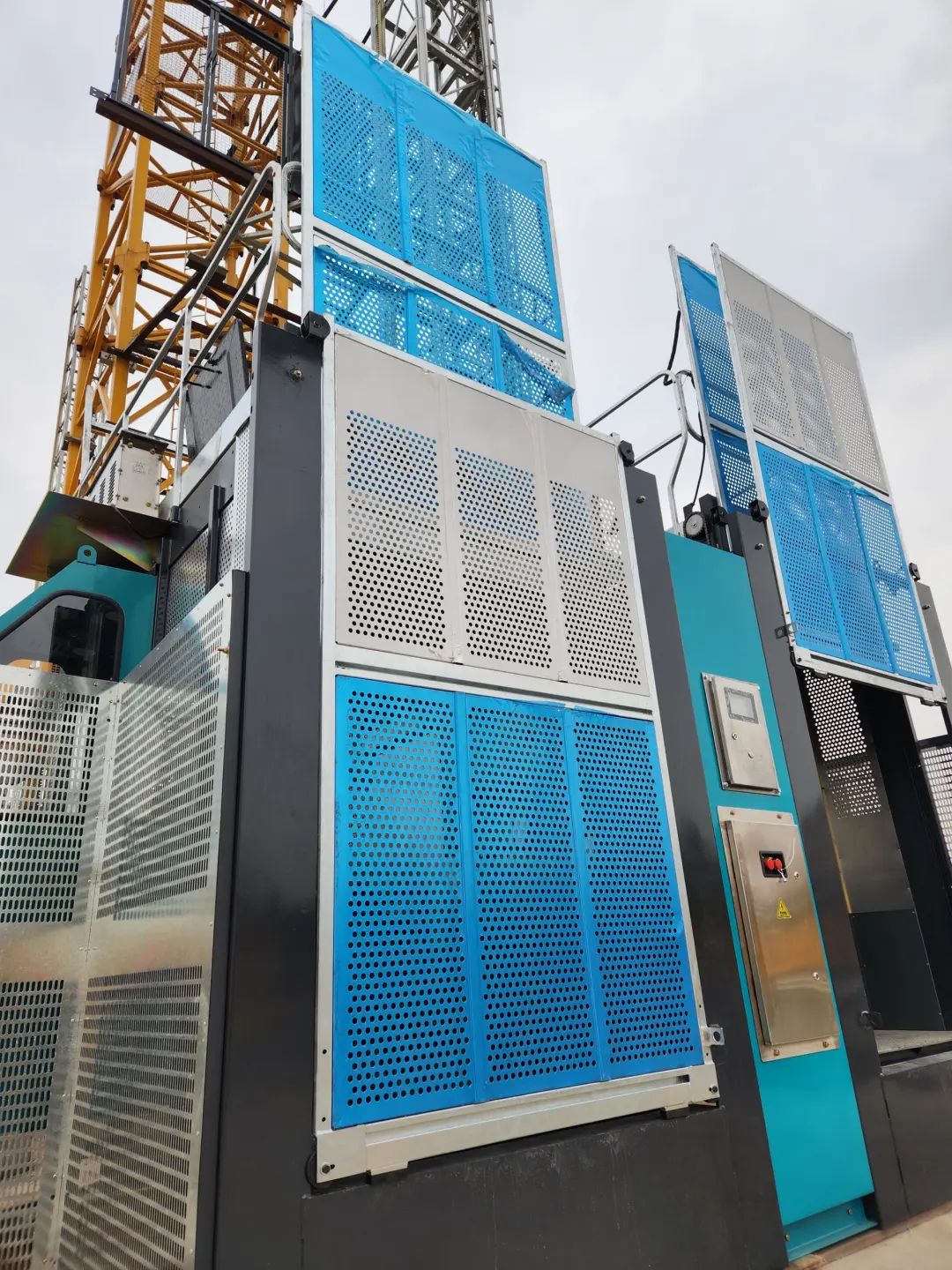 科技顯能、再添新品！山河江麓智能施工升降機成功下線(xiàn)