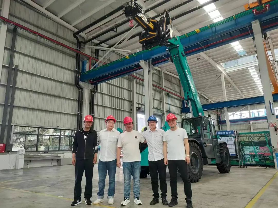 獨家定制！山河智能油缸更換機器人順利下線(xiàn)