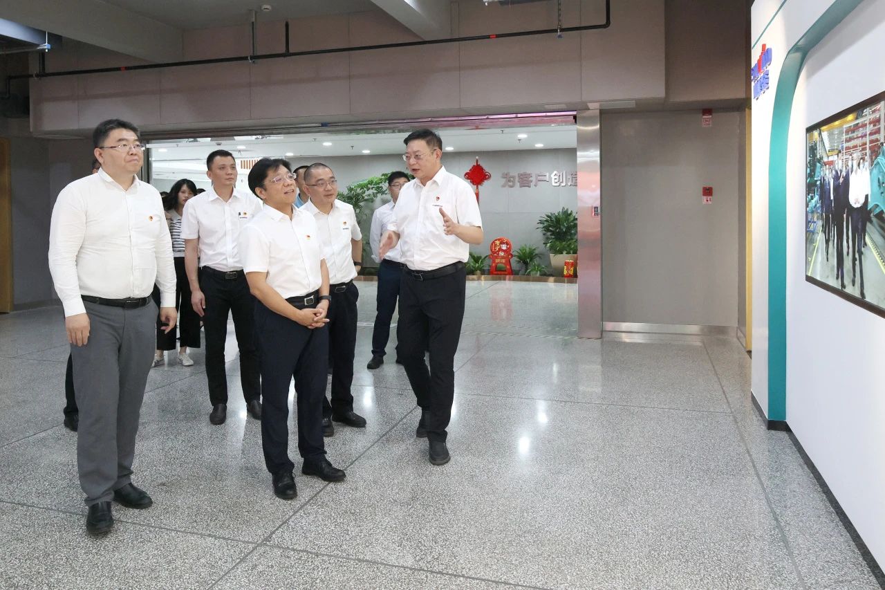 中國進(jìn)出口銀行總行黨委委員、副行長(cháng)李鈞一行調研山河智能
