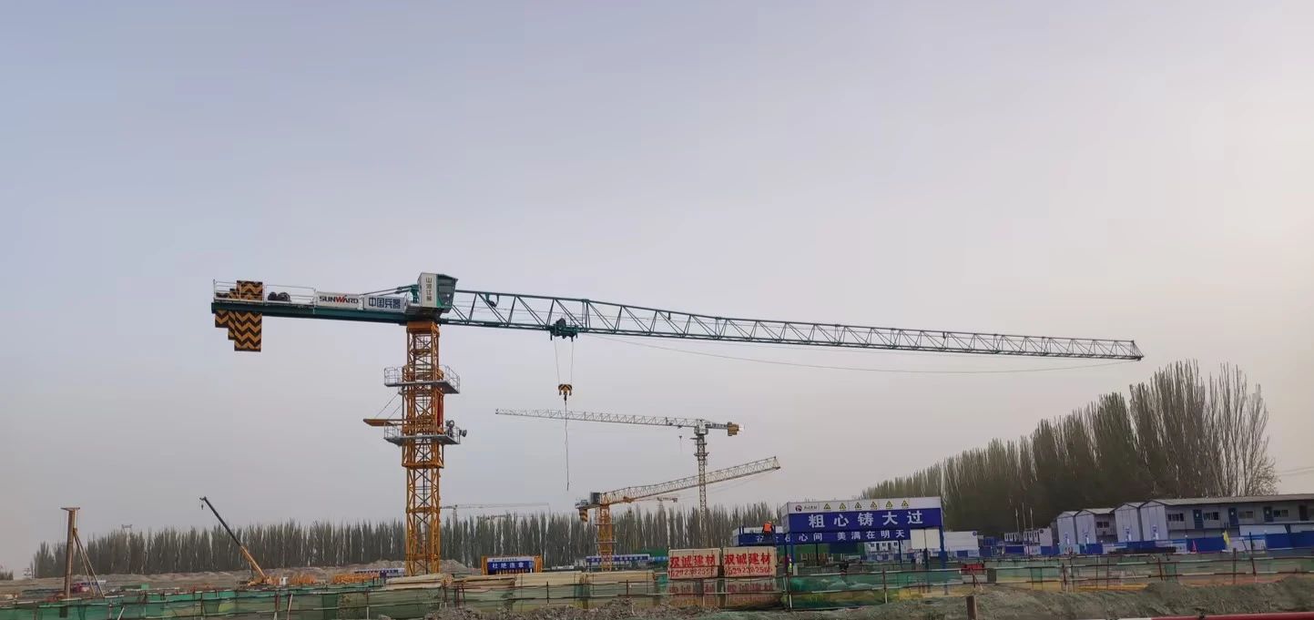 天山腳下的畫(huà)師！山河江麓群塔援疆建設新景色