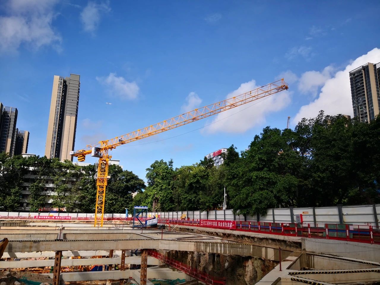 進(jìn)軍深圳市場(chǎng)！山河江麓塔機為人才建好家