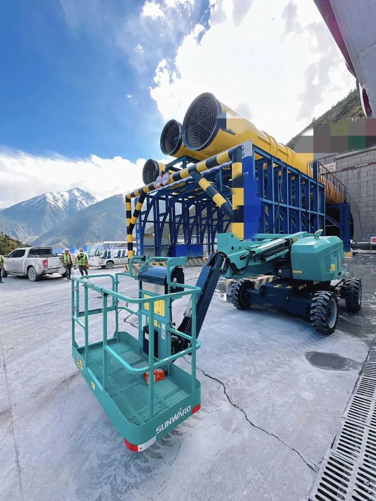 不懼高海拔挑戰！山河智能高空機械實(shí)力助建川藏鐵路