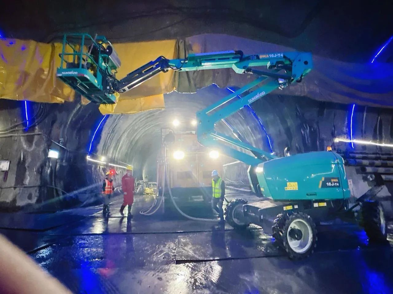 不懼高海拔挑戰！山河智能高空機械實(shí)力助建川藏鐵路