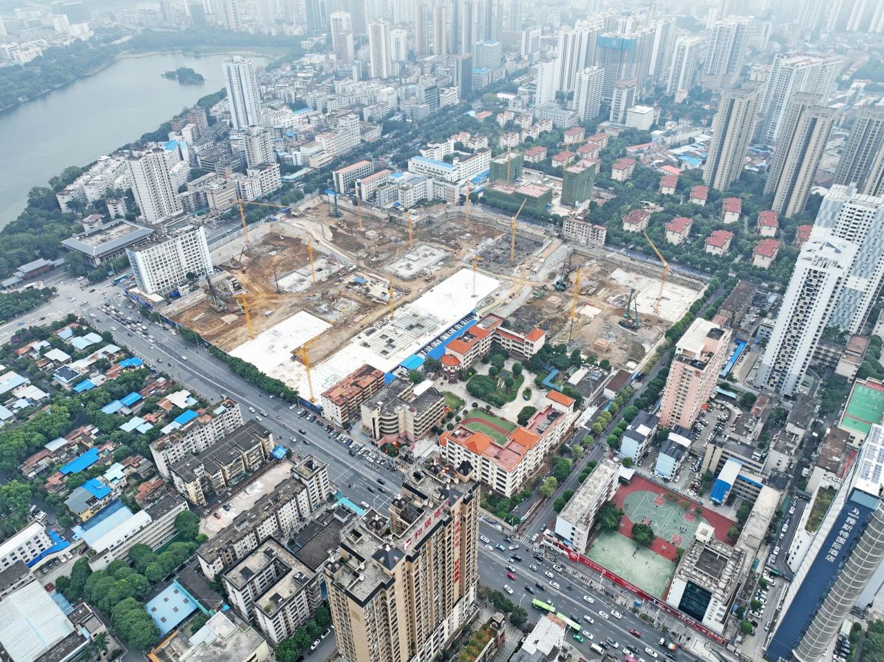 “綠巨人”顯神威！山河智能引孔式靜力壓樁機助建“綠城”南寧民生項目