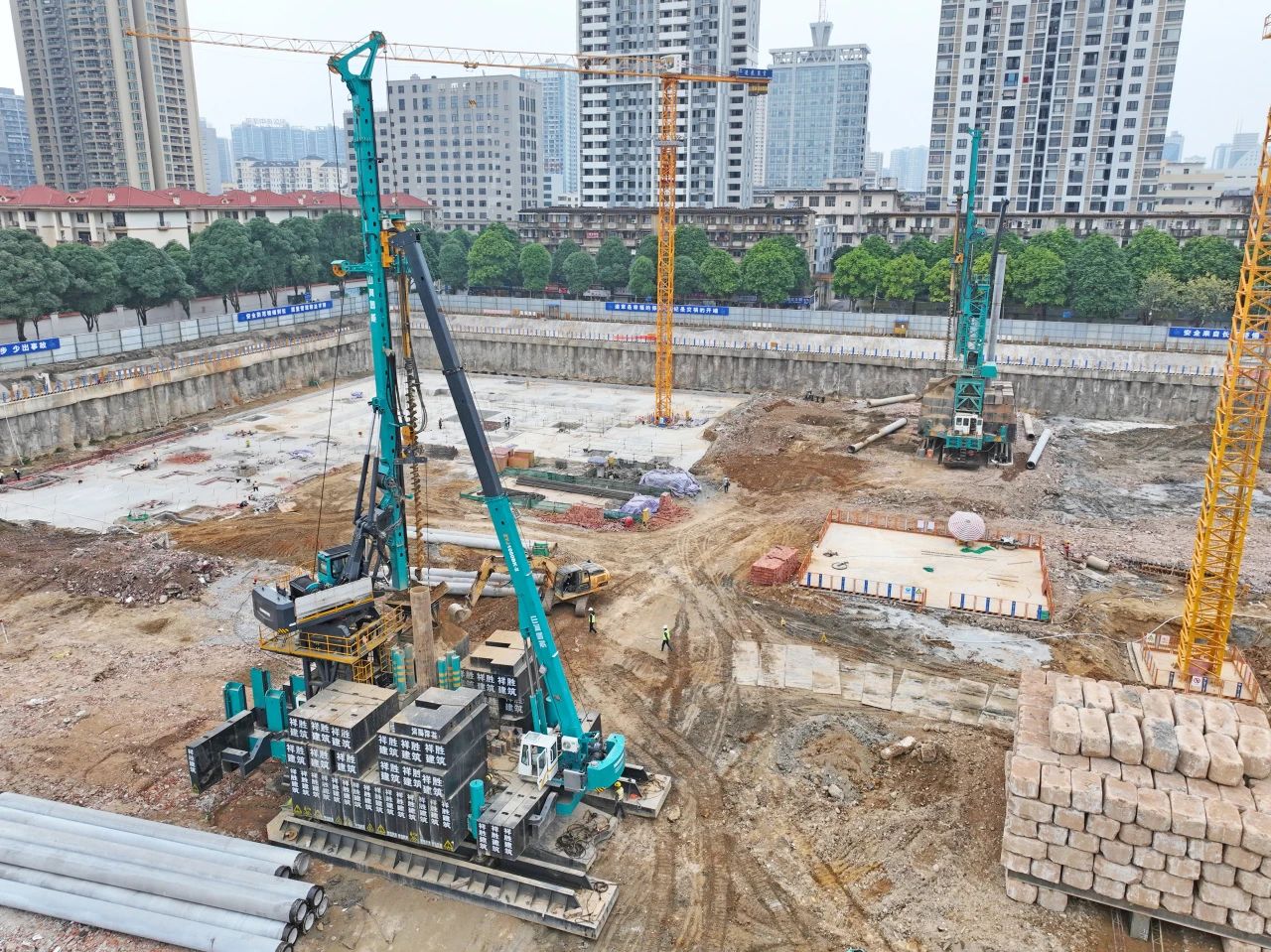 “綠巨人”顯神威！山河智能引孔式靜力壓樁機助建“綠城”南寧民生項目